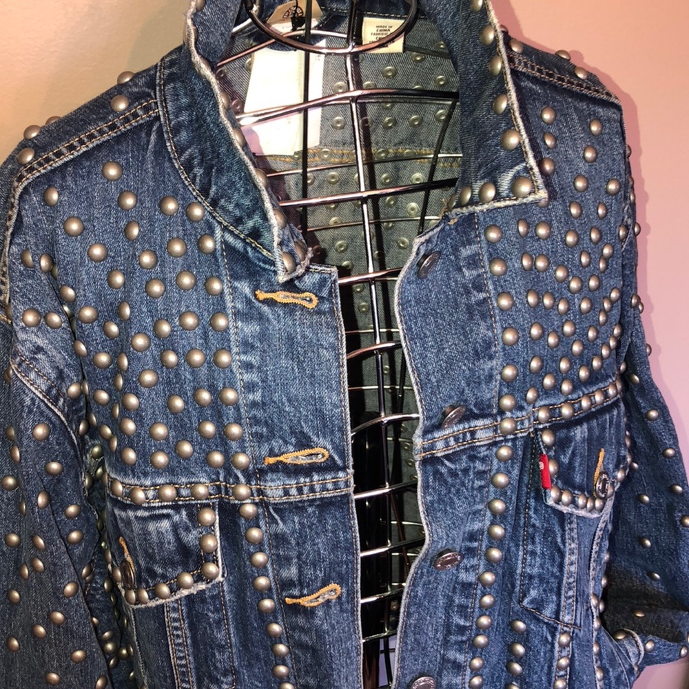 Levi’s denim studded jacket 🙆🏼‍♀️🙆🏼‍♀️